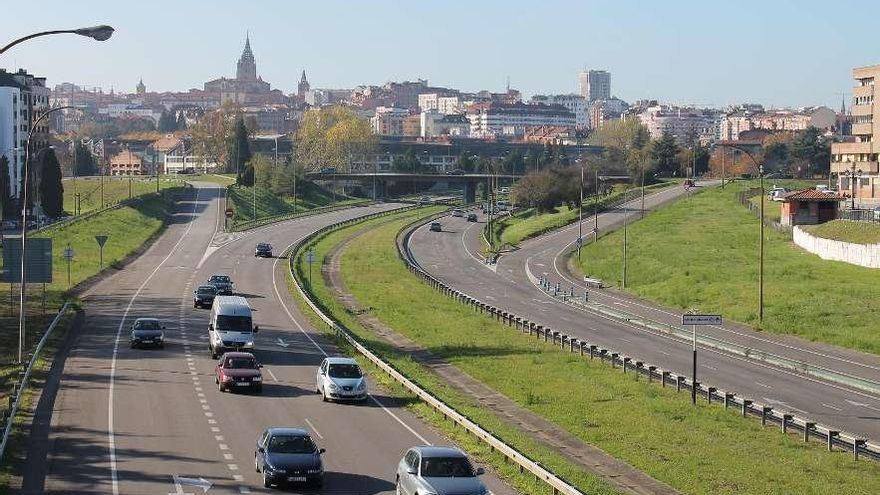 Coches circulando por el Bulevar de Santullano.