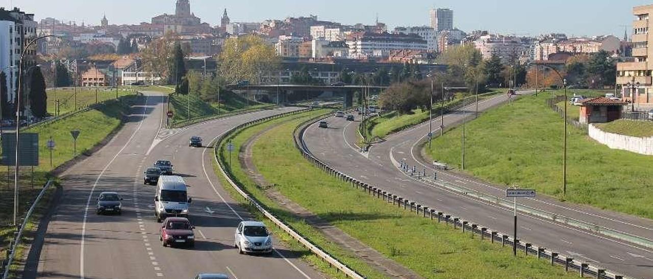 Coches circulando por el Bulevar de Santullano, en Oviedo.