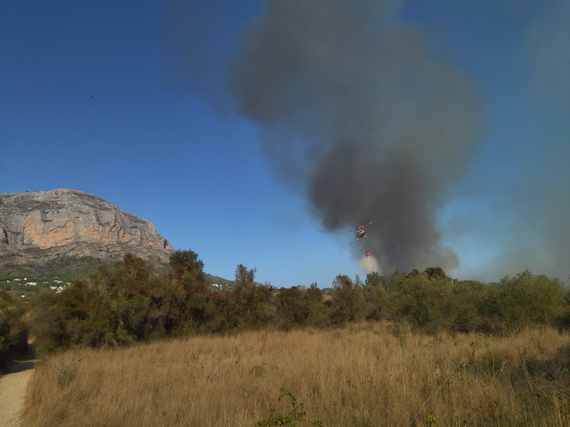 Las imágenes del virulento incendio de Xàbia