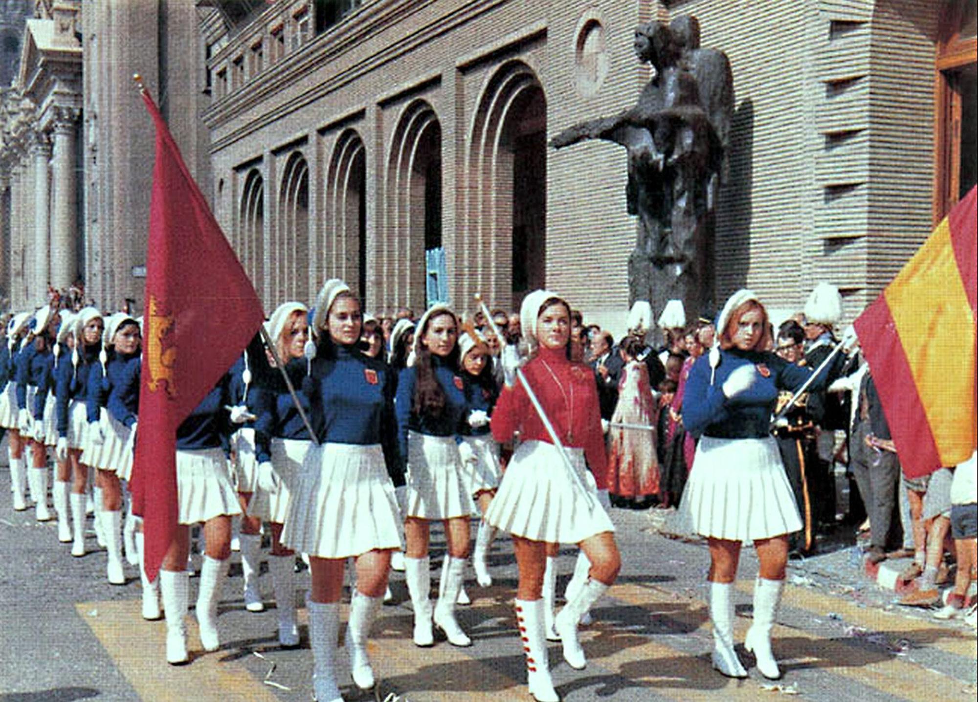 Fotos antiguas de las Fiestas del Pilar de Zaragoza: de la lectura del pregón a caballo a las ferias