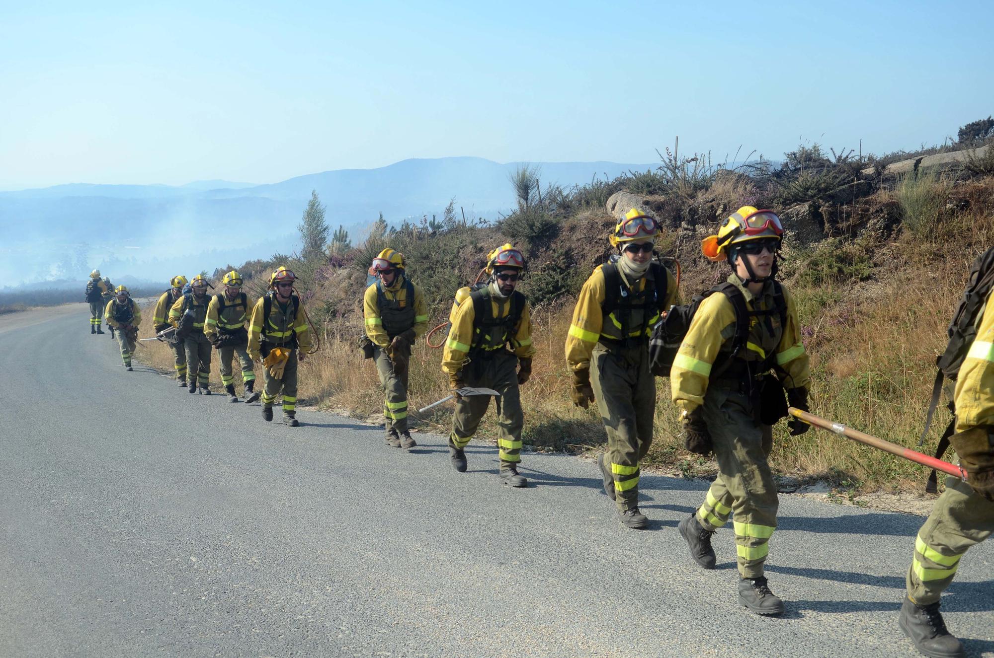 Jornada de humo y cenizas en Arousa con hasta cuatro focos activos