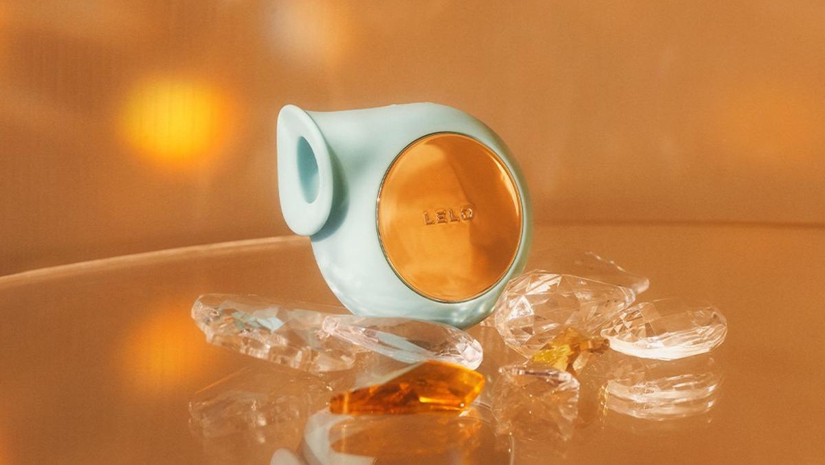El masajeador sónico de clítoris LELO SILA™ proporciona nuevas vías para alcanzar orgasmos más intensos.