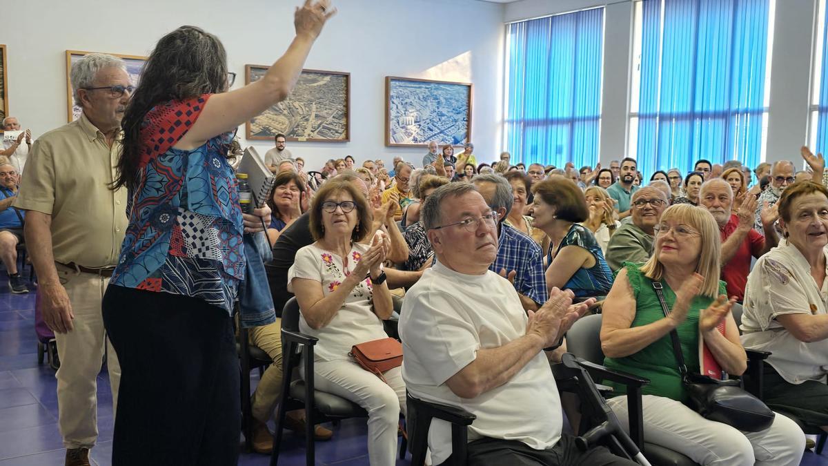 Mónica Oltra saluda a su llegada a Fomento, aplaudida por cerca de 200 asistentes.