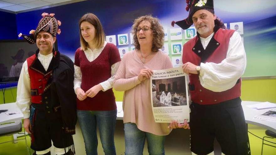 Representantes de Os de Algures flanquean a la diputada Victoria Alonso y la edil Carmen Fouces. // R. V.