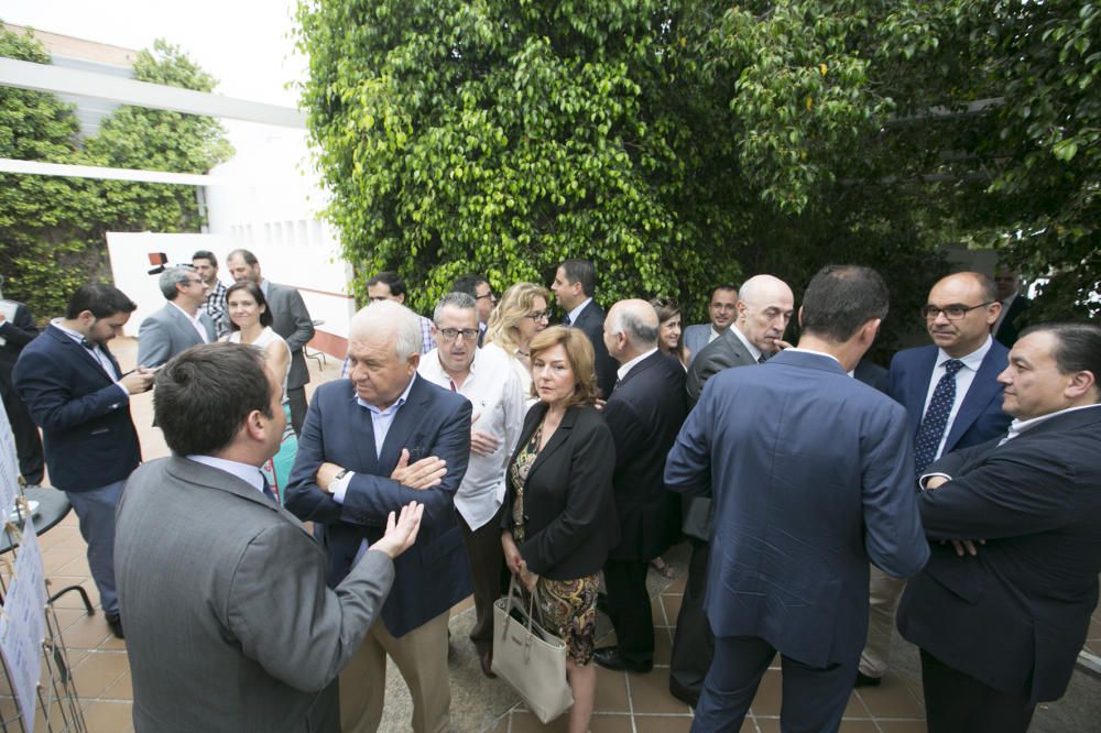 Algunos de los asistentes a la salida de la conferencia.