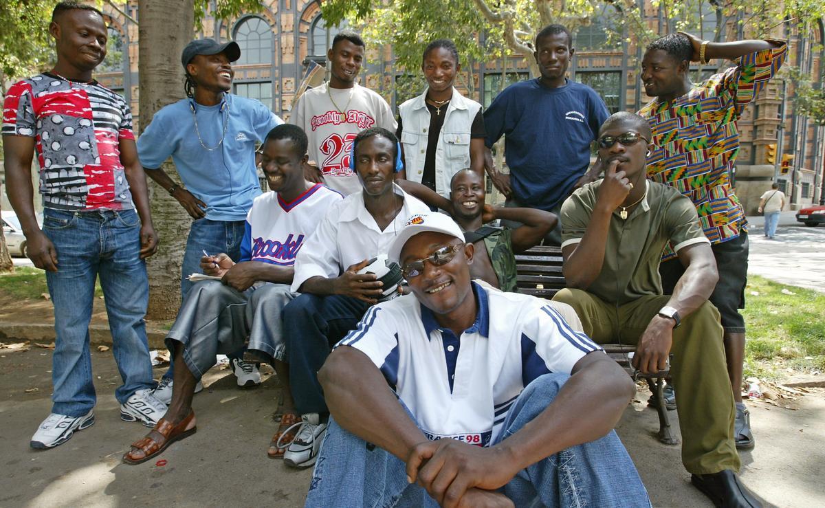Un grupo de subsaharianos, en agosto de 2004, en la conmemoración del tercer aniversario del desalojo de la plaza de André Malraux