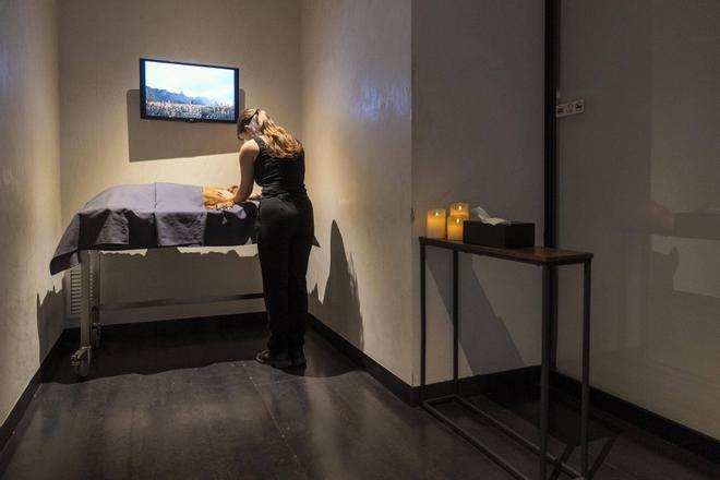 Velatorios, urnas, 'huellas de recuerdo' y joyas con ADN: los servicios que crecen alrededor del duelo por las mascotas