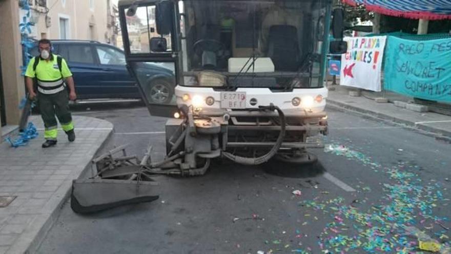 Camión de basura limpiando las calles