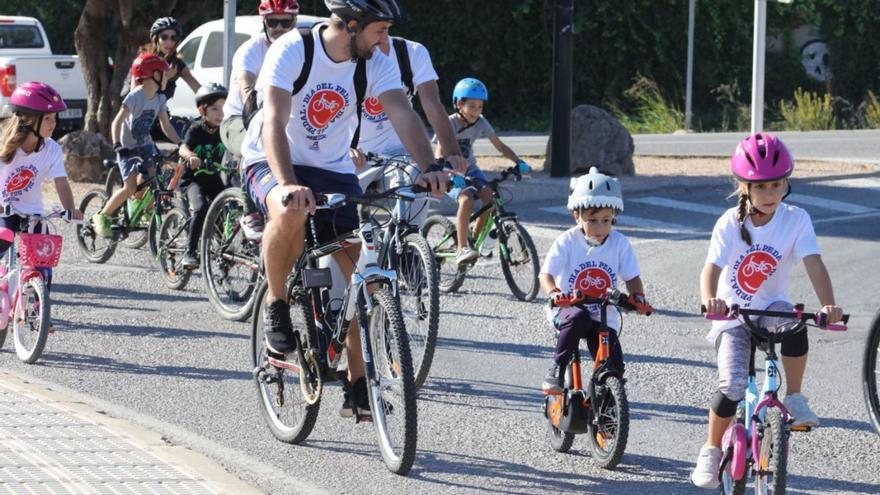 Niños y adultos disfrutan de la bici durante el Día del Pedal de 2019. | J.A.RIERA