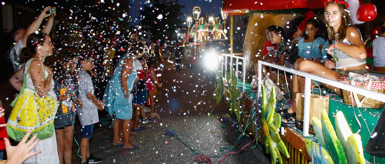 Así se vivió el desfile de carrozas que decía adiós a San Roque.