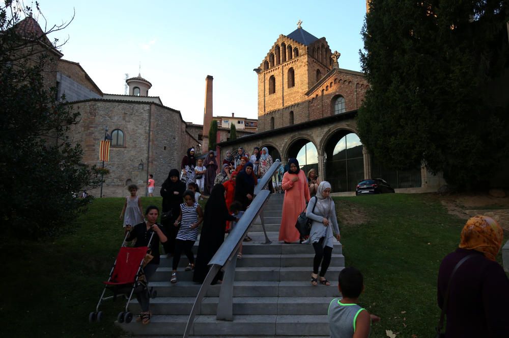 La comunitat musulmana de Ripoll torna a concentrar-se a les portes de l''Ajuntament per segon dia consecutiu