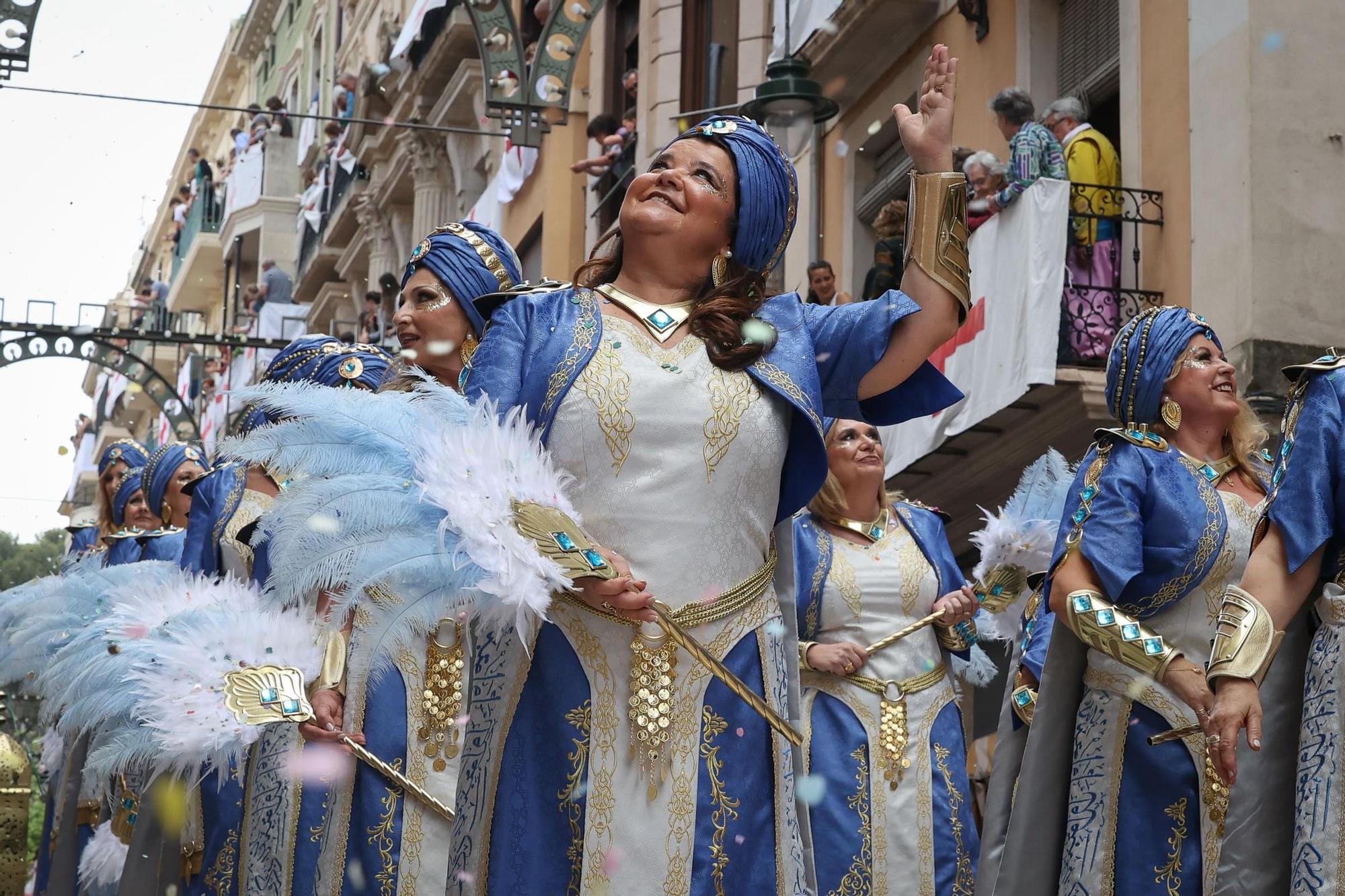 La mujer hace historia en la Entrada Mora de Alcoy