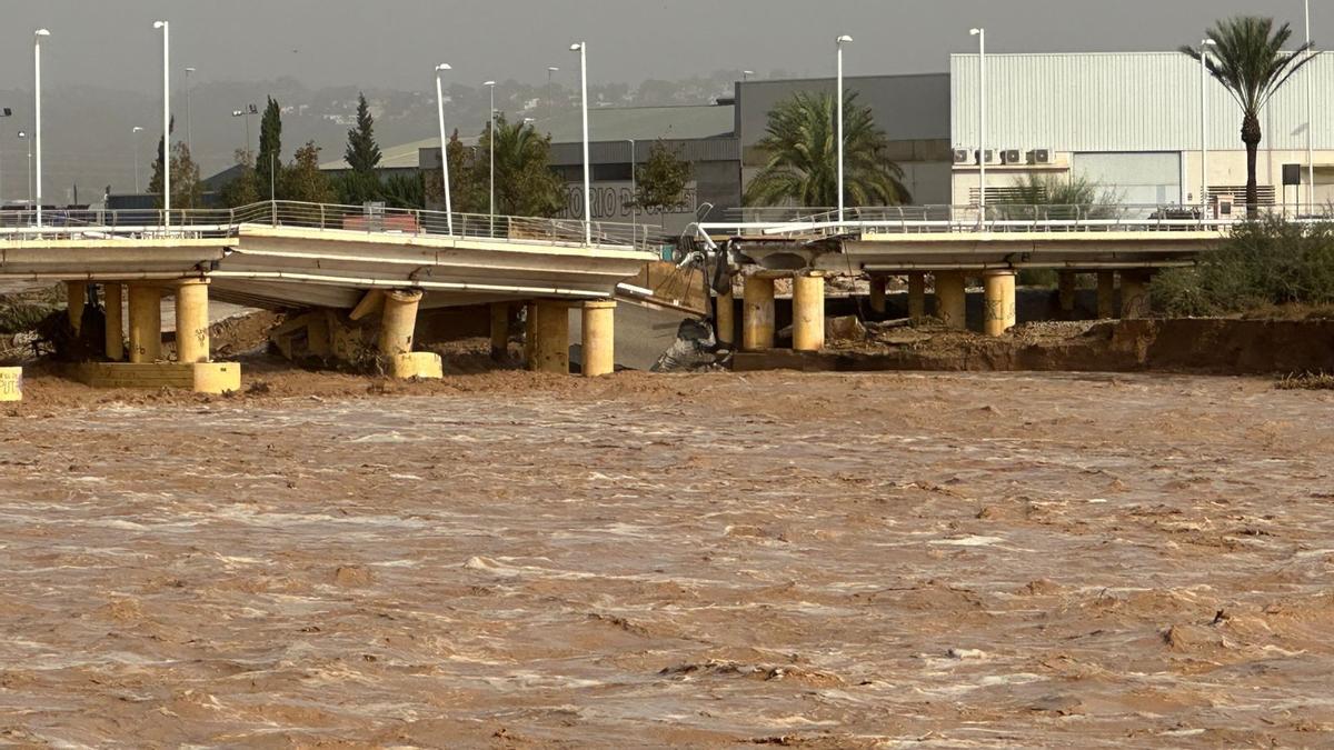 Efectos de la riada sobre el puente de Carlet, al día siguiente.
