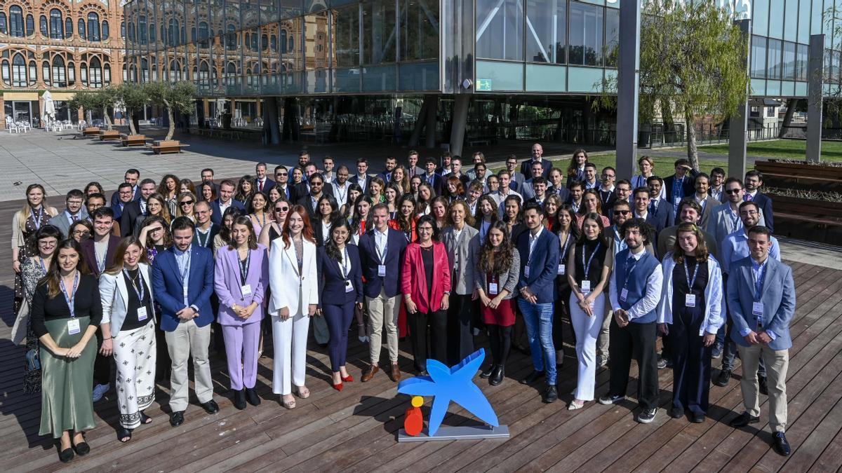 Foto de familia de las becas de doctorado y postdoctorado Fundación 'la Caixa'