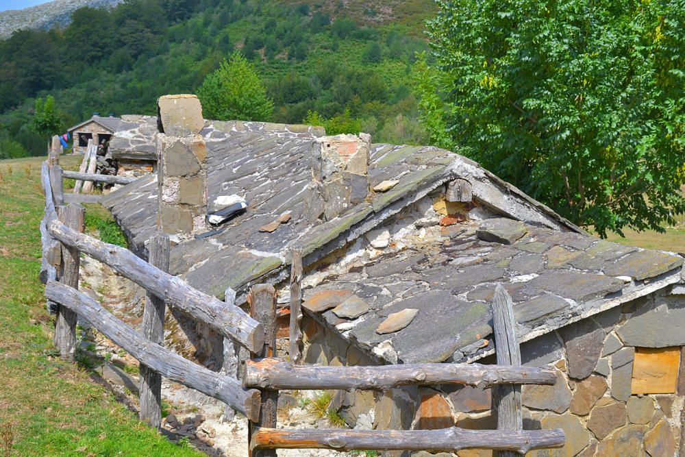 José Manuel Prado enseña el refugio de montaña de Brañagallones