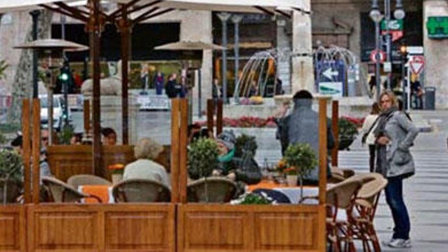 Una terraza de bar en el paseo del Born de Ciutat.