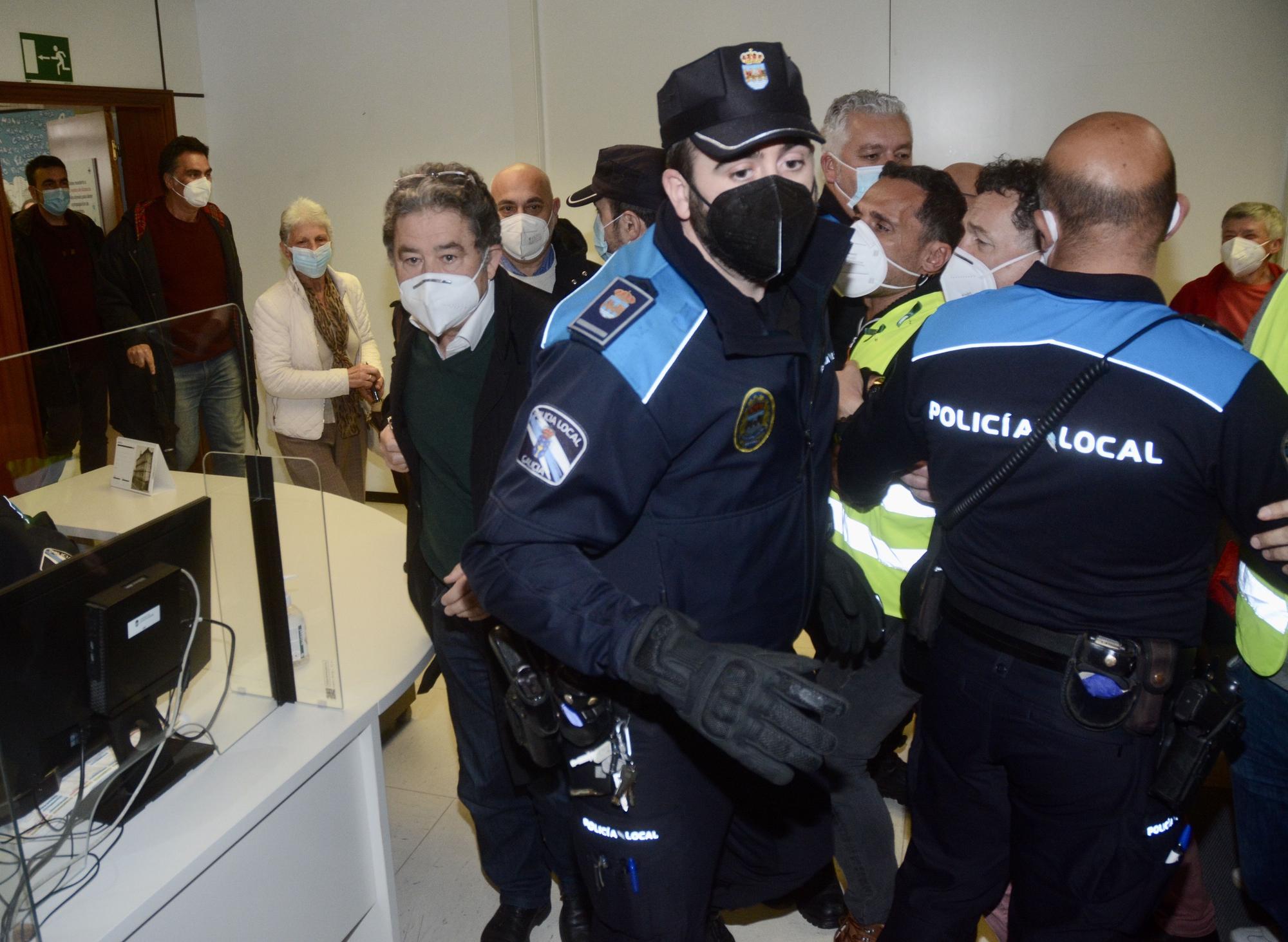 Lores y el gobierno local salen escoltados del Concello por la protesta de Ence