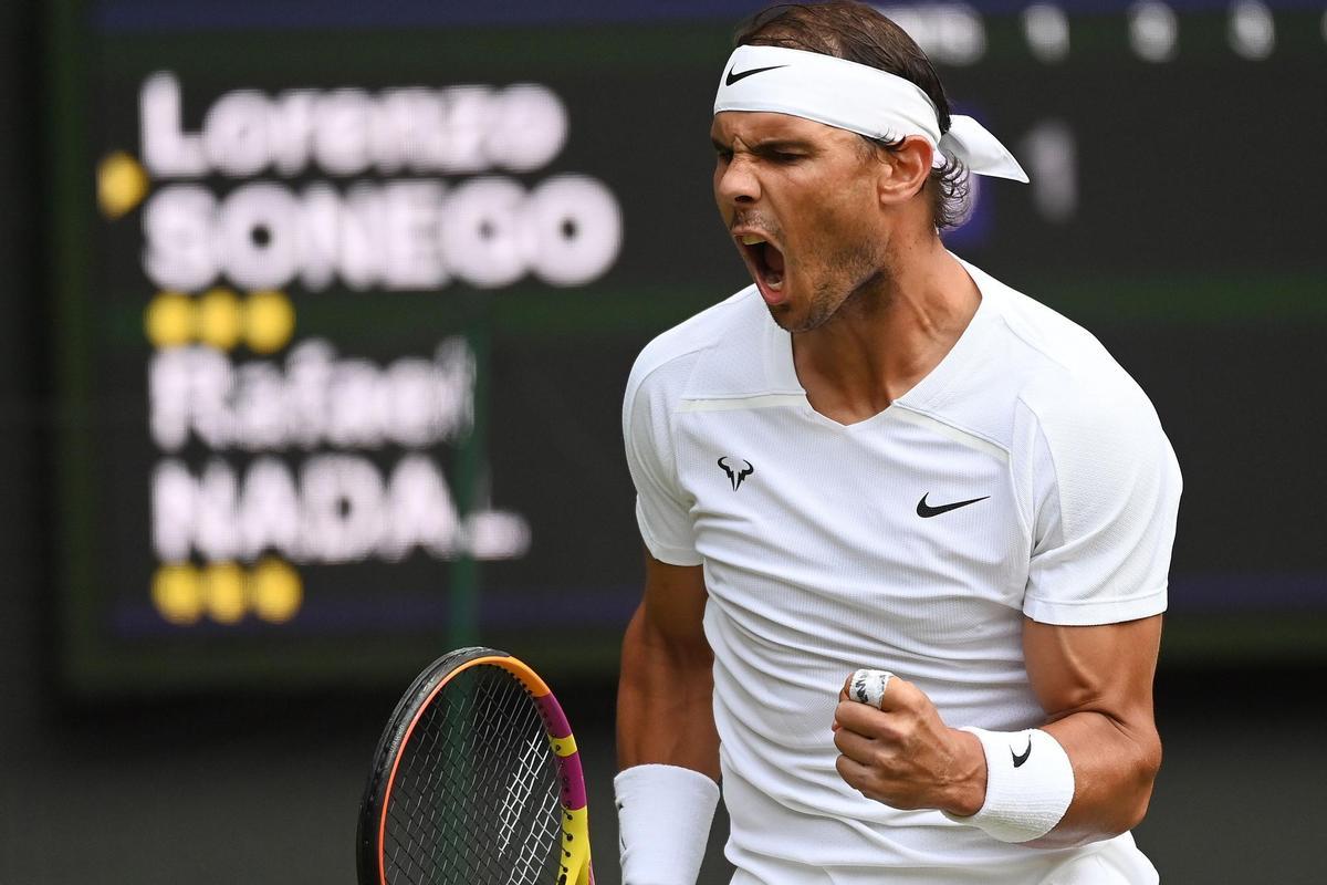 Wimbledon (United Kingdom), 02/07/2022.- Rafael Nadal of Spain in action against Lorenzo Sonego of Italy during their Men’s third round match at the Wimbledon Championships, in Wimbledon, Britain, 02 July 2022. (Tenis, Italia, España, Reino Unido) EFE/EPA/ANDY RAIN EDITORIAL USE ONLY