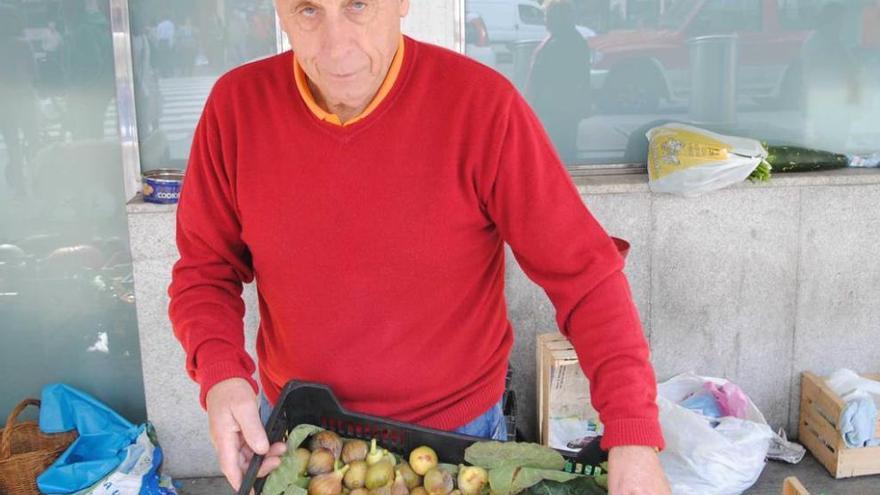 Amador Molleda muestra sus higos en su puesto de la plaza.