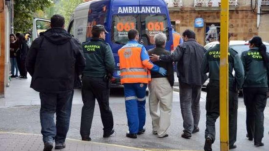 El hombre fue trasladado en una ambulancia a Vigo.  // G.Núñez