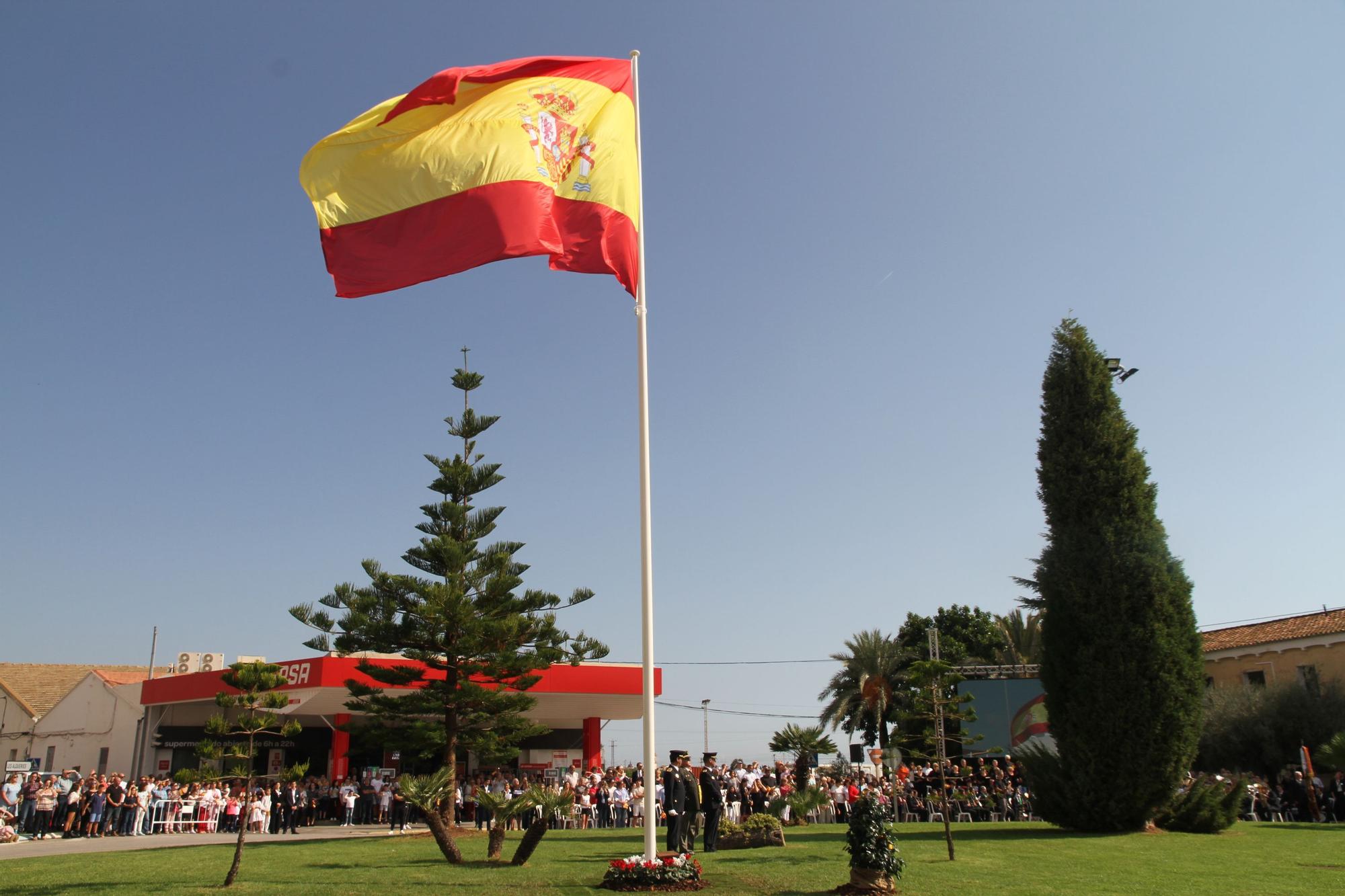 Nules iza la bandera más grande de la provincia en el Día de la Hispanidad