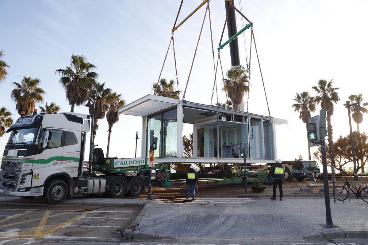 Así ha sido la instalación chiringuitos modulares de la Malva-rosa Así ha sido la instalación chiringuitos modulares de la Malva-rosa