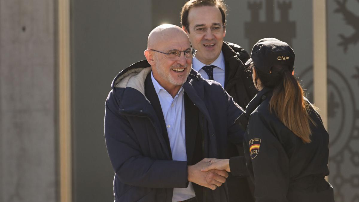 El técnico de la selección masculina de fútbol, Luis de la Fuente (i), a su salida tras testificar en el juicio que se sigue en la Audiencia Nacional contra Luis Rubiales por agresión sexual y coacciones