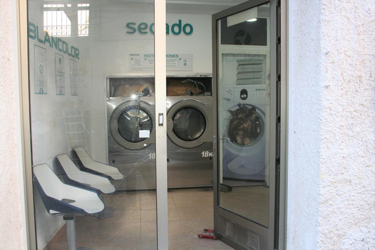 En el interior las lavadoras aparecían reventadas con el fin de lograr la recaudación del cajetín de monedas.
