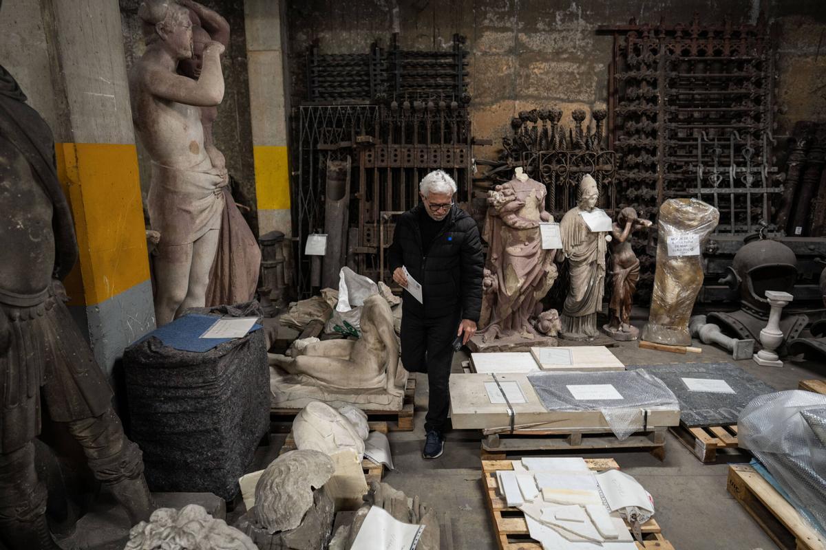 Imágenes de Almacén de Arte Público de Canyelles , durante la primera visita del mini festival OpenBarri.