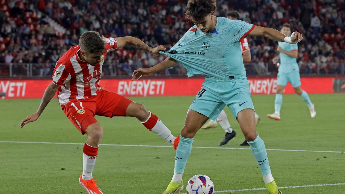 João Félix intenta controlar el balón pese al agarrón de Pozo.