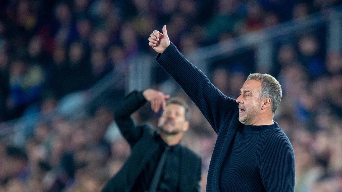 Flick felicita a un jugador mientras Simeone da instrucciones.