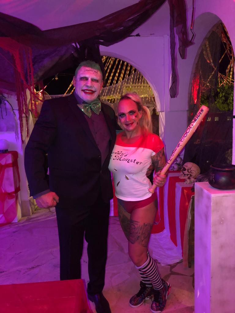 Zu Runggaldiers Halloween-Event kommen jedes Jahr auch andere aus &quot;Goodbye Deutschland&quot; bekannte Auswanderer, etwa Caro und Andreas Robens.