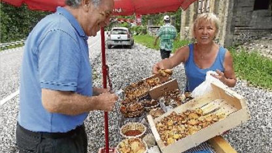 La venedora Glòria Garcia mostra un rovelló amb fillets abans de vendre&#039;n una panereta a l&#039;eix, ahir