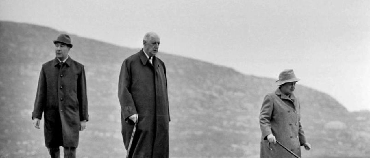 De Gaulle paseando pola praia irlandesa de Sneem (maio de 1969).