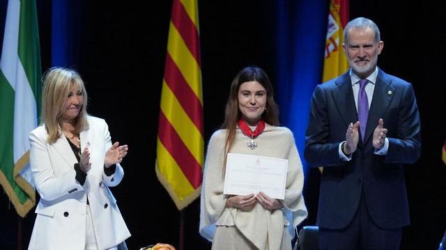 La presidenta del CGPJ, Isabel Perelló (esquerra), i el Rei, durant el lliurament de despatxos, ahir a Barcelona. | DAVID ZORRAKINO / EUROPA PRESS