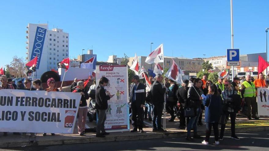 Un grupo de unas 50 personas se ha concentrado este lunes en un acto de protesta frente a la puertas de la estación de Renfe.