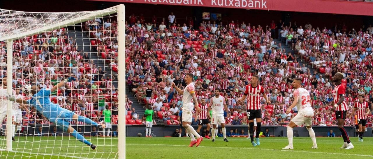 Rajkovic saca sobre la línea de gol un remate de Gorka Guruzeta que envenenó Raíllo.