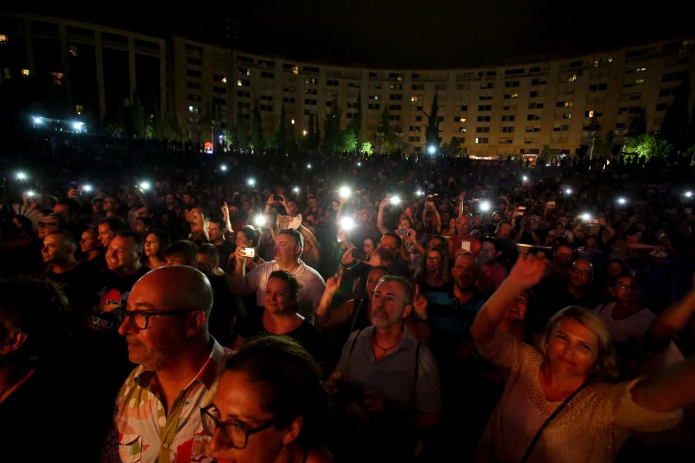 El Iberia Festival arrancó anoche en el parque de L´Aigüera con miles de asistentes que no quisieron perderse a grupos como Immaculate Fols, Pistones o el esperado Loquillo.