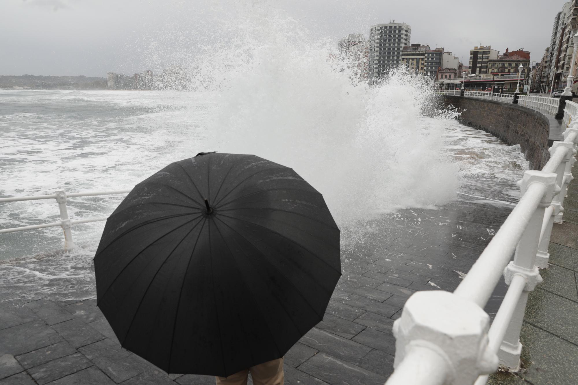 EN IMÁGENES: Olas de más de 7 metros y fuertes vientos al paso de la primera borrasca del otoño en Asturias