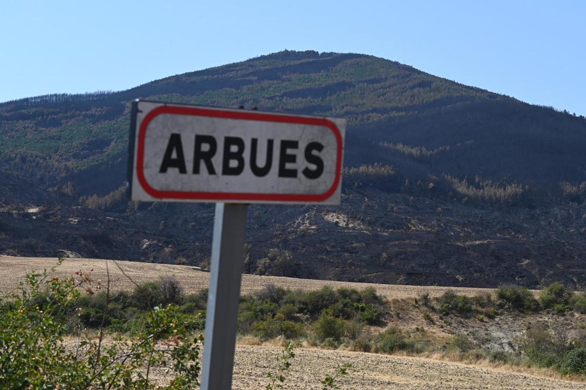 En imágenes | Vecinos de varios municipios vuelven a sus casas tras ser evacuados por el incendio de La Peña En imágenes | Vecinos de varios municipios vuelven a sus casas tras ser evacuados por el incendio de La Peña
