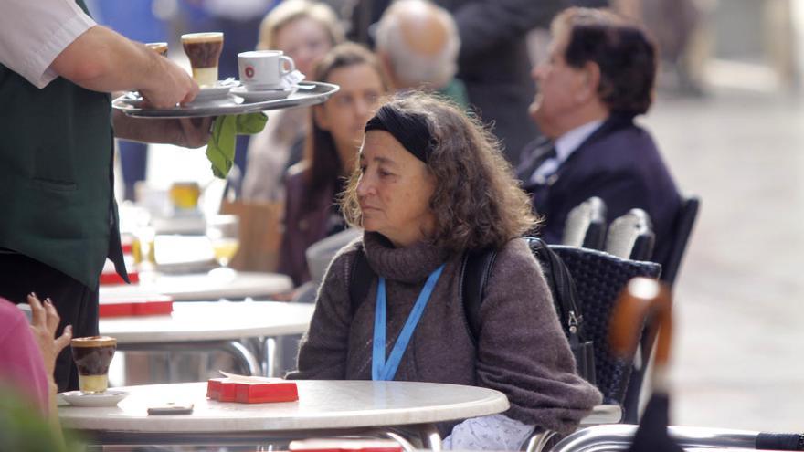 Un camarero sirve una consumición