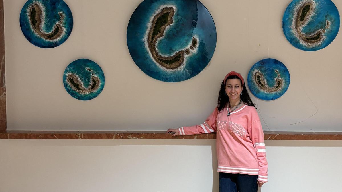 Mónica Toledo junto a varias de las piezas que exhibe en el Menador Espai Cultural hasta el 19 de mayo.