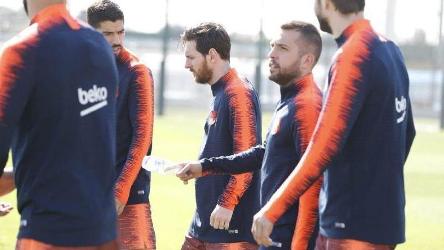 Messi se entrena con sus compañeros del Barça