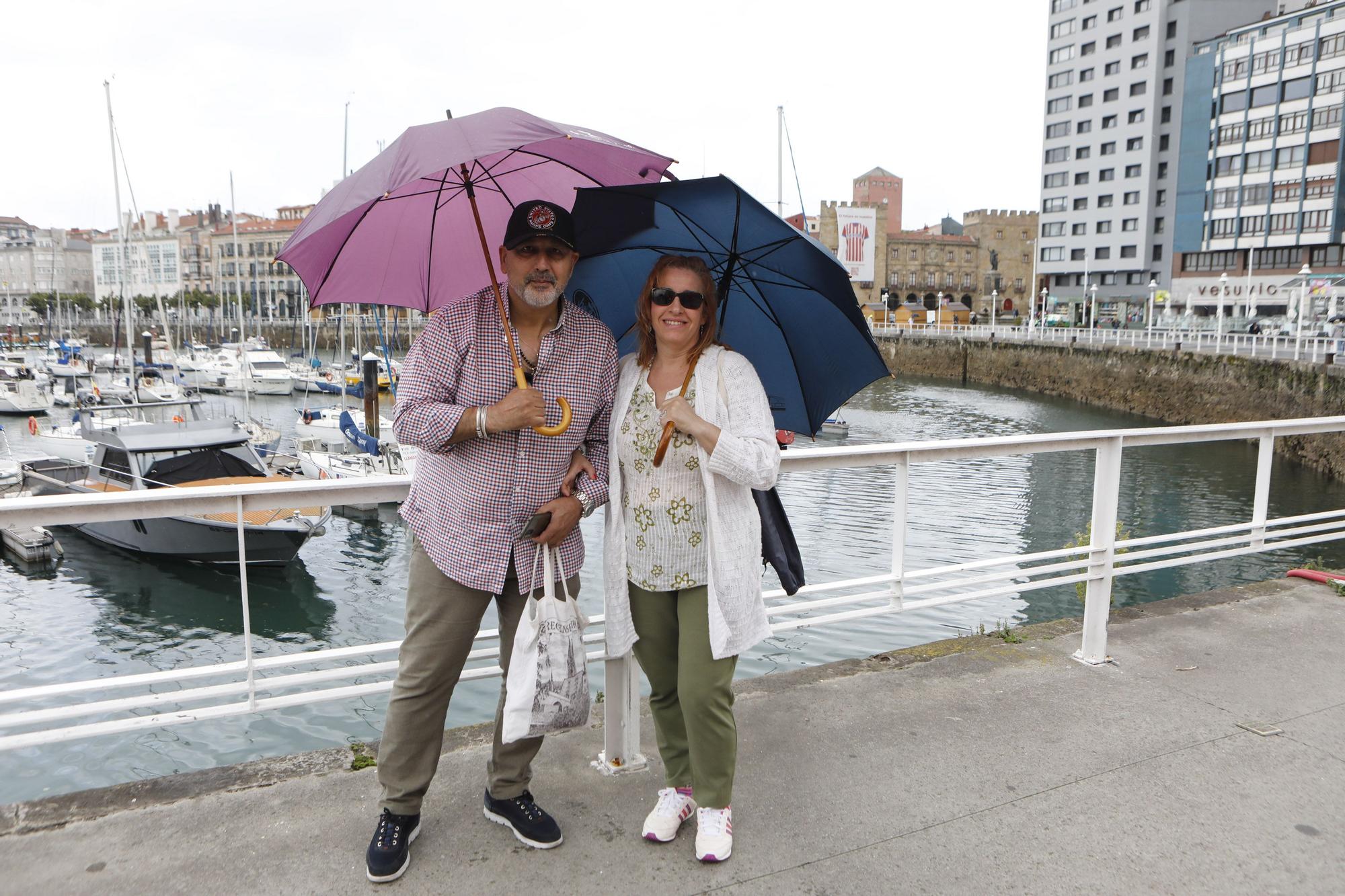 En imágenes: Los turistas, preparados para las lluvias asturianas