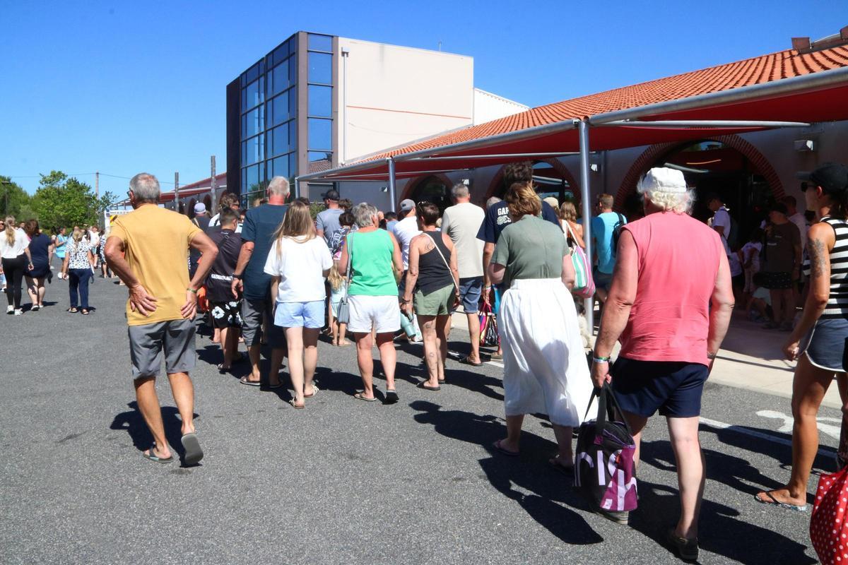 La cua de persones per ser ateses al punt de suport de Canet de Rosselló.