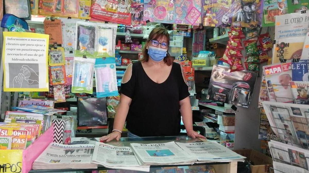 Francis González, propietaria del Estanco Echezeren, en el mercado de La Laguna.