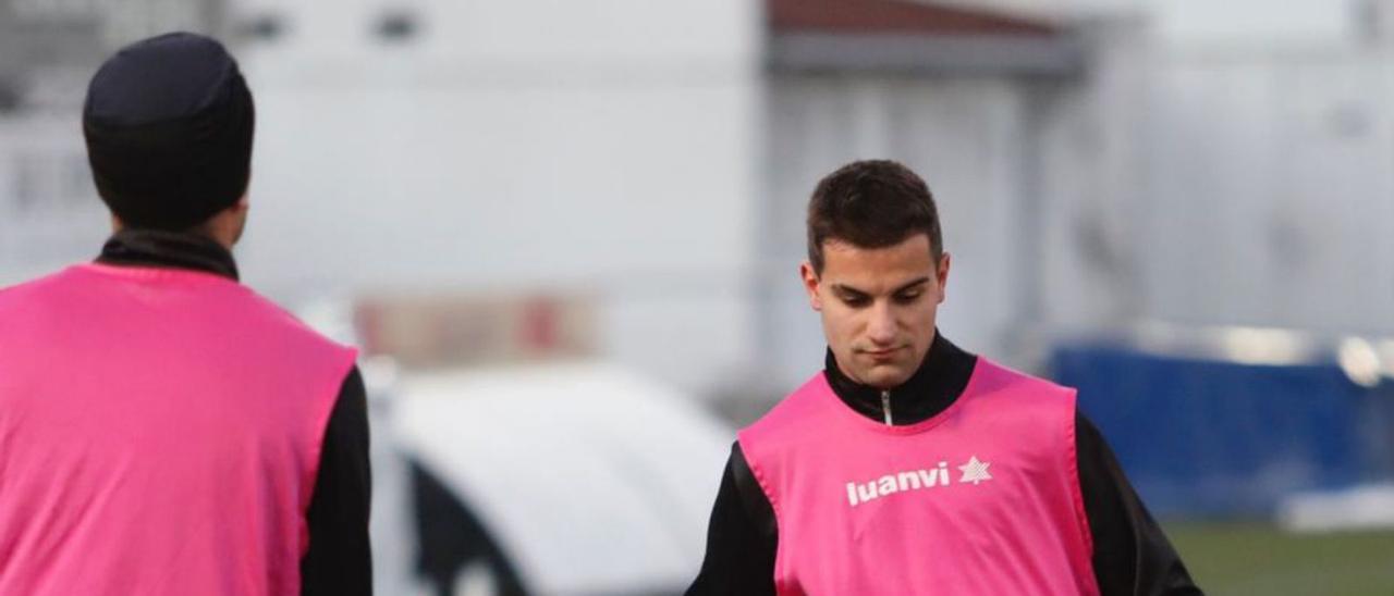 Diego Pereira golpea el balón durante el entrenamiento de ayer del Caudal en el Hermanos Antuña. | Luisma Murias