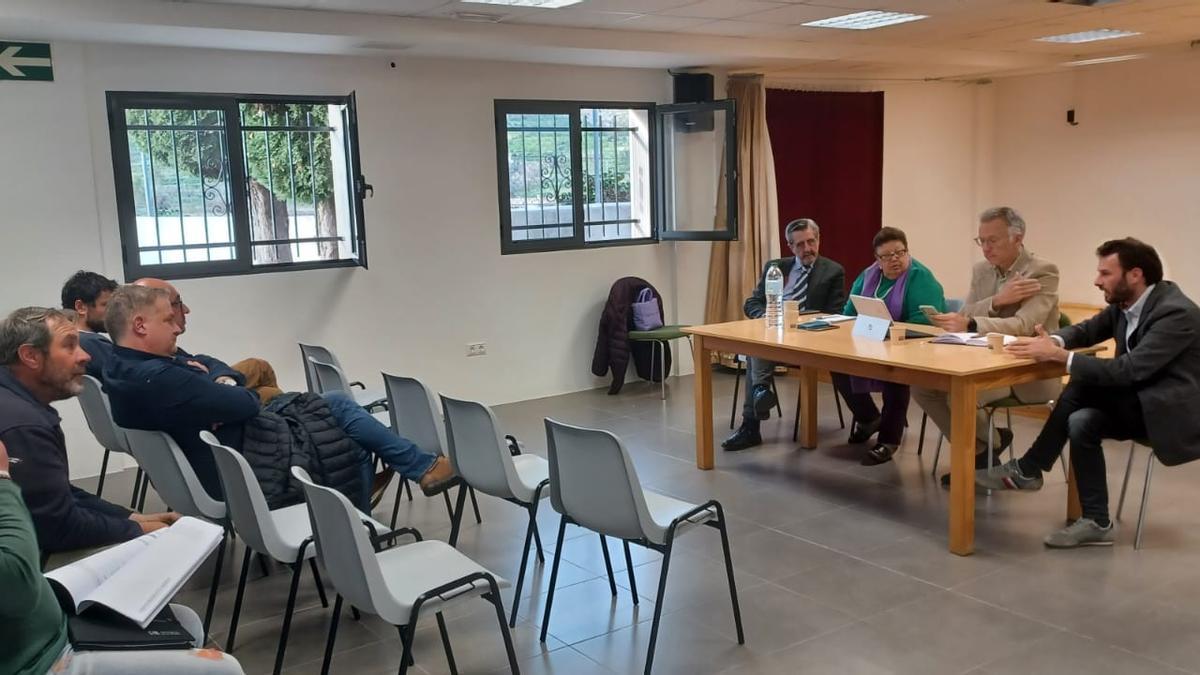 Una imagen de la reunión que han mantenido esta tarde la Generalitat y los ayuntamientos afectados por el incendio para hablar sobre las ayudas.