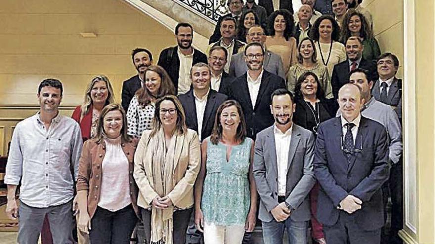 Armengol y Cladera, ayer con alcaldes del PSIB en el Parlament.