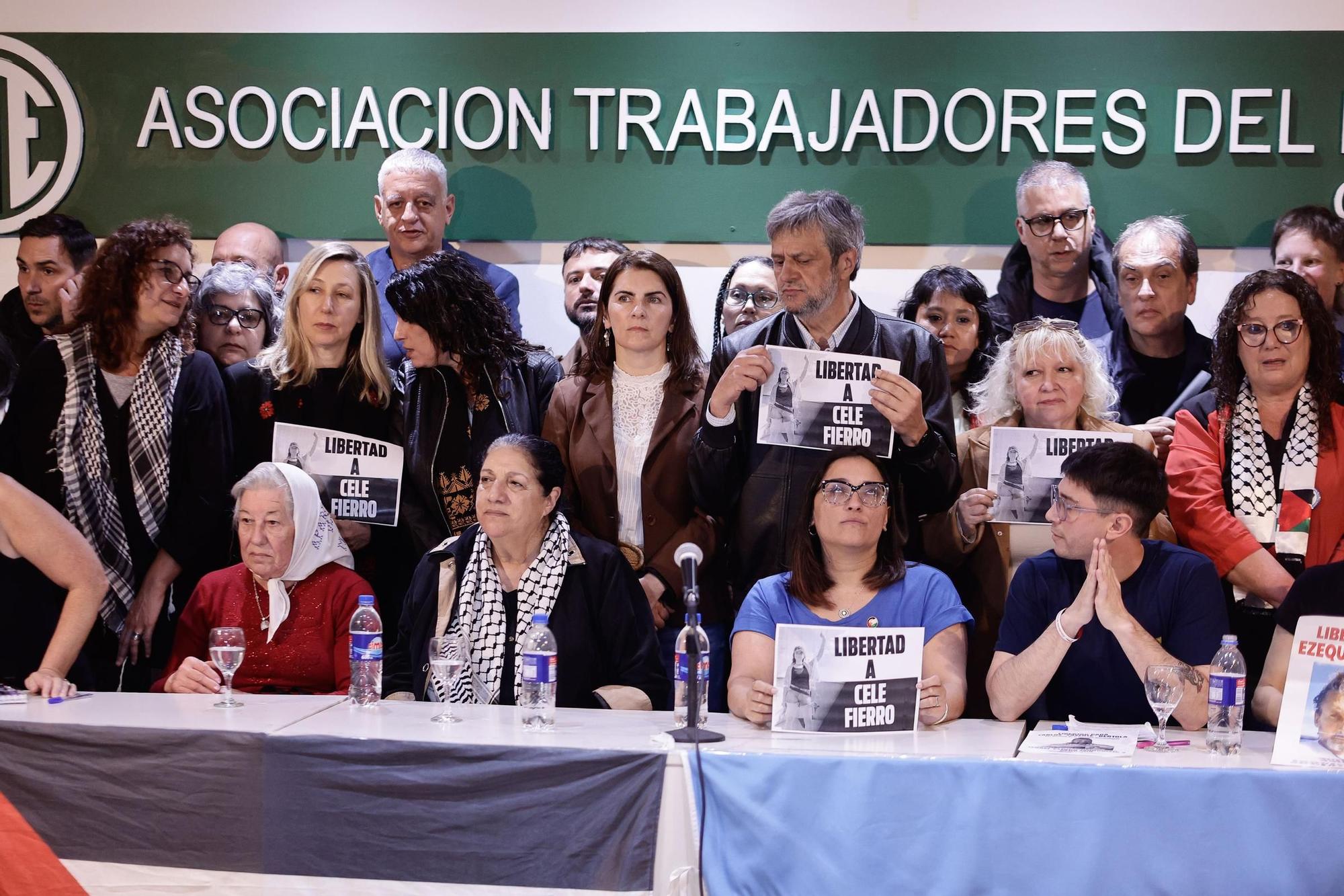 La llegada de Lucía Muñoz y Alejandra Martínez a Barajas en imágenes